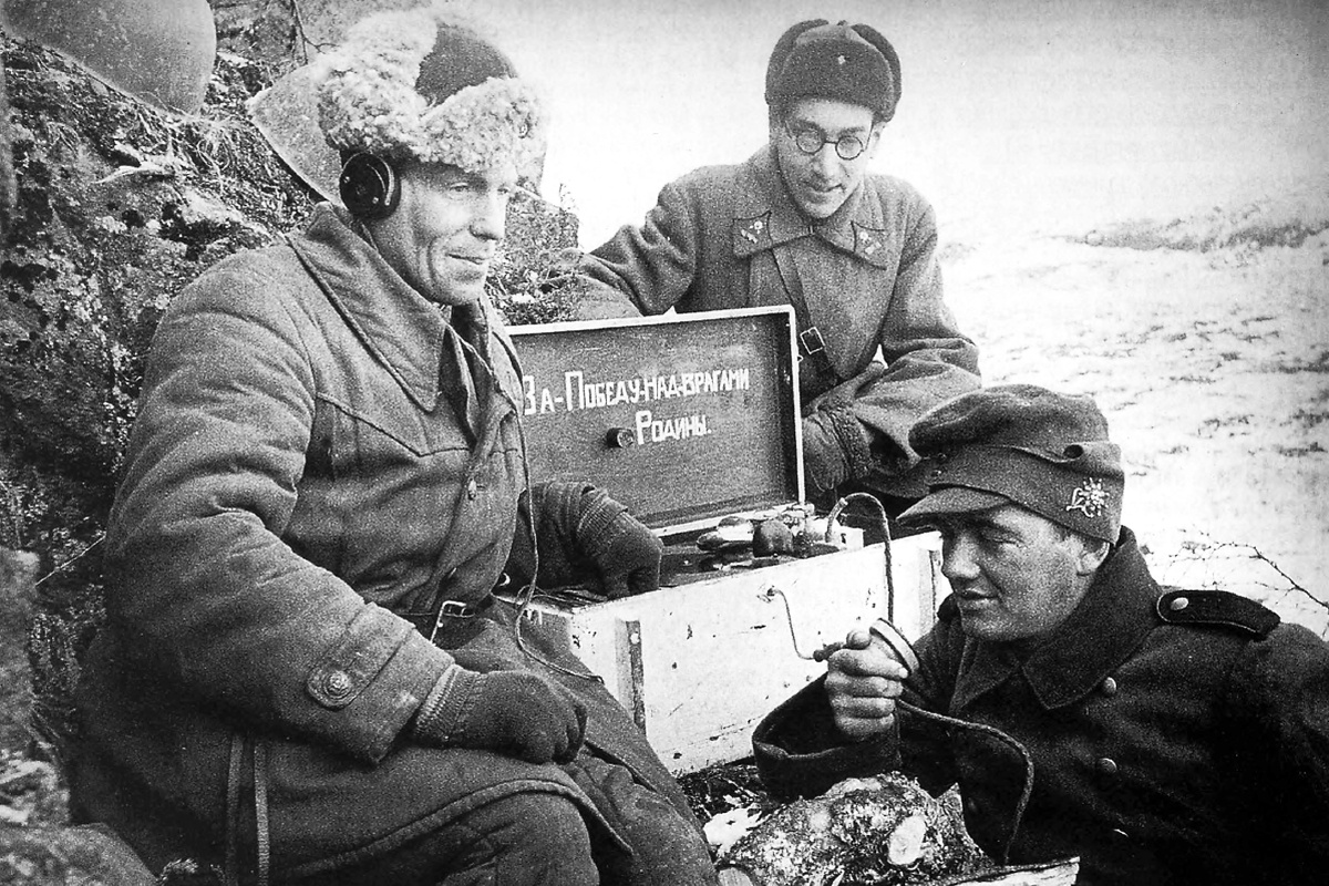 Немецкий ефрейтор Рудольф Зульцер, добровольно сдавшийся в плен, обращается по радио к немецким солдатам с предложением бросать оружие и сдаваться в плен. Фото О. Кнорринга. Немецкий ефрейтор Рудольф Зульцер, добровольно сдавшийся в плен, обращается по радио к немецким солдатам с предложением бросать оружие и сдаваться в плен. Фото О. Кнорринга.