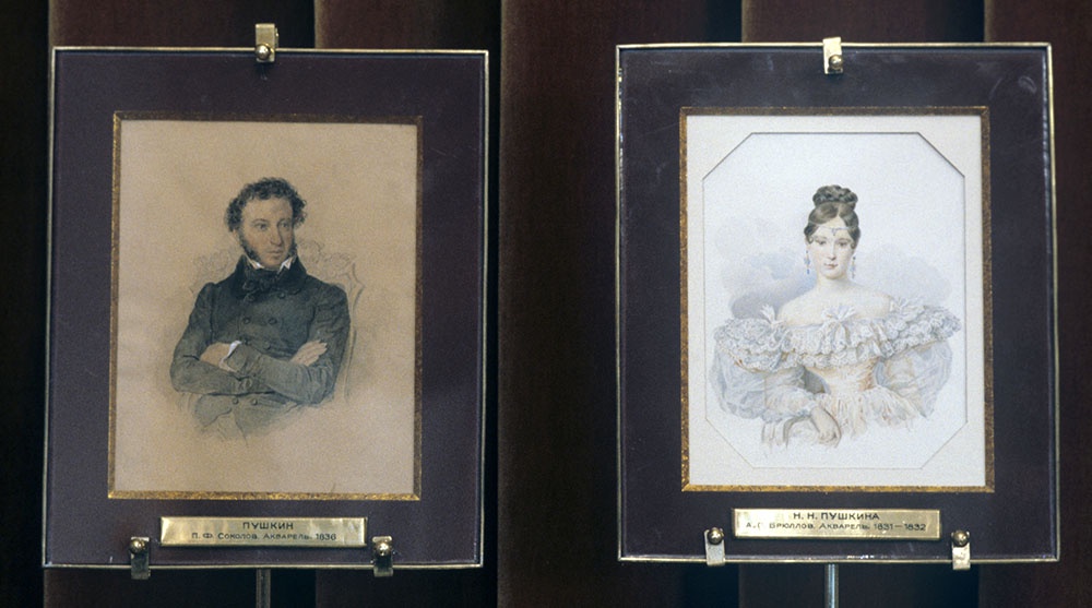 П. Ф. Соколов. Портрет Александра Сергеевича Пушкина. А. П. Брюллов. Портрет Натальи Николаевны Пушкиной. Всероссийский музей А. С. Пушкина.