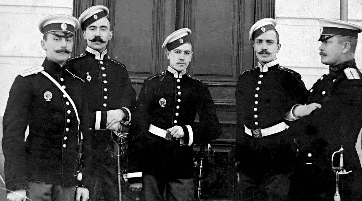 Офицеры и вольноопределяющиеся Кавалергардского полка, одевавшиеся в ателье Норденштрема. Начало 1900-х гг.