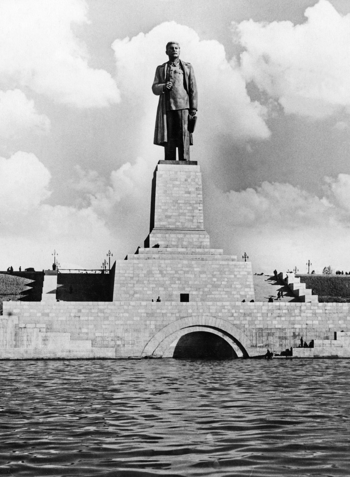 Знаменитое творения скульптора Евгения Вучетича. Знаменитое творения скульптора Евгения Вучетича.