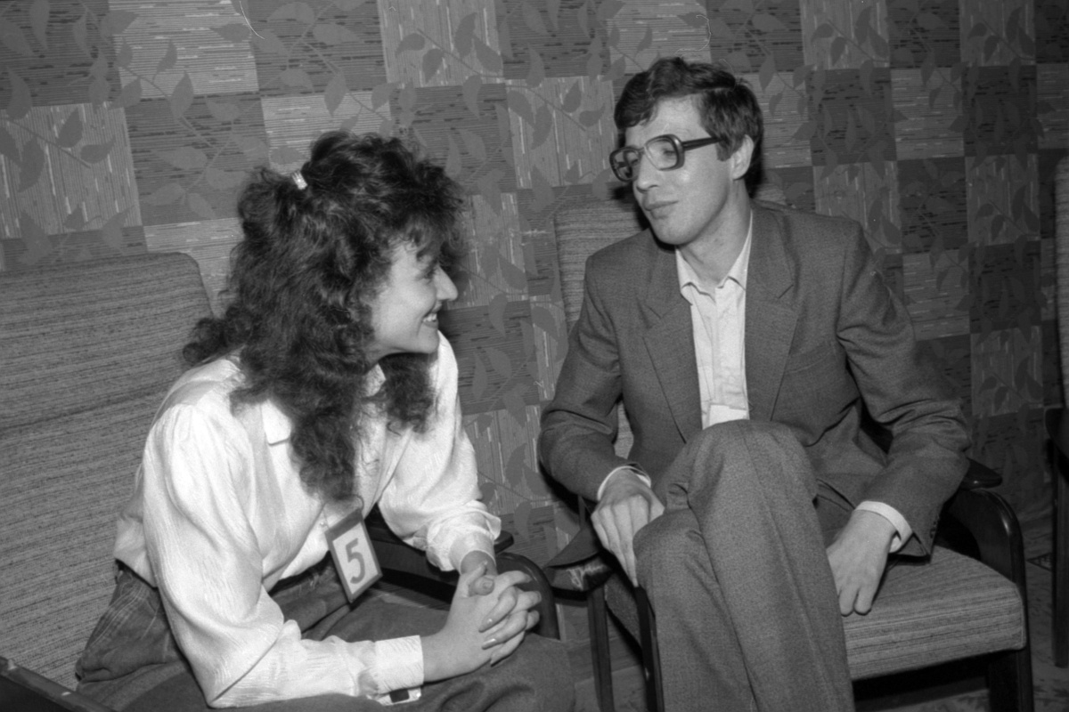 Посетители Центра социально-психологической помощи "Диалог". 1989 год. Одно из направлений работы центра - служба знакомств.