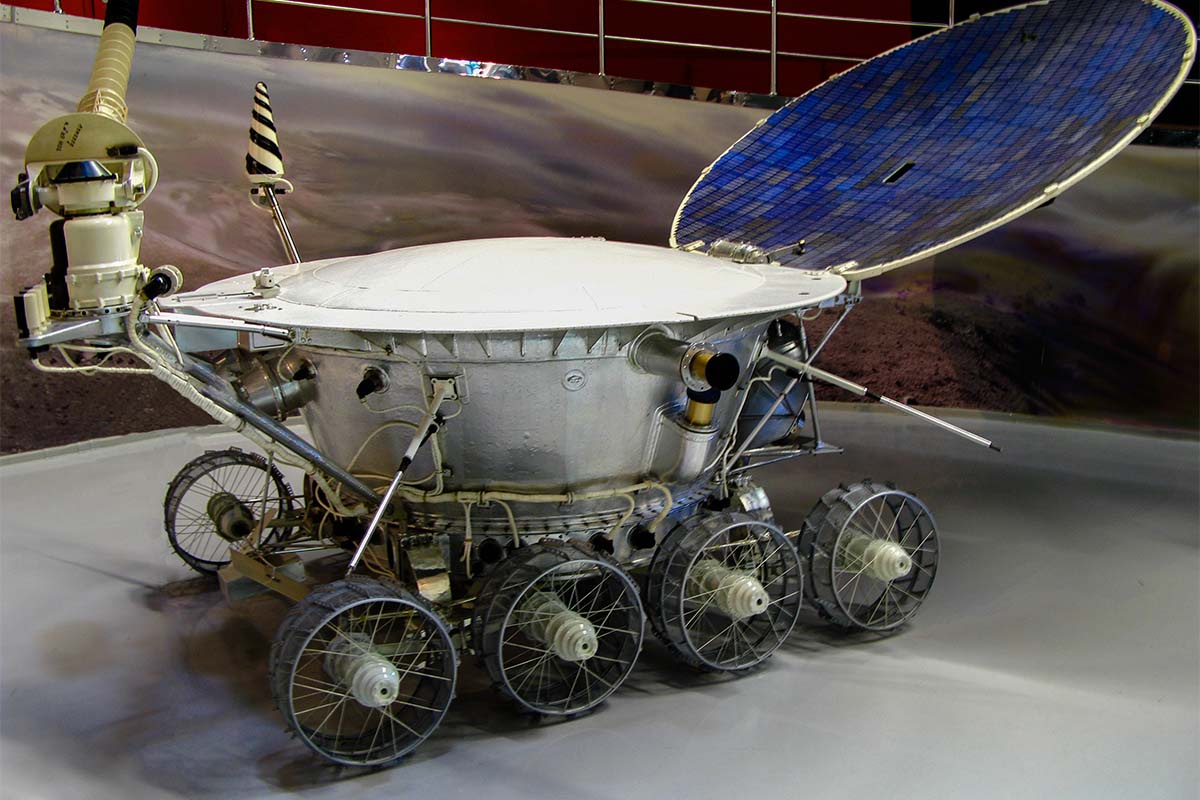 Академик Лев Зеленый сравнил советский луноход с FPV-дроном. На фото: макет советского лунохода "Луноход-1".
