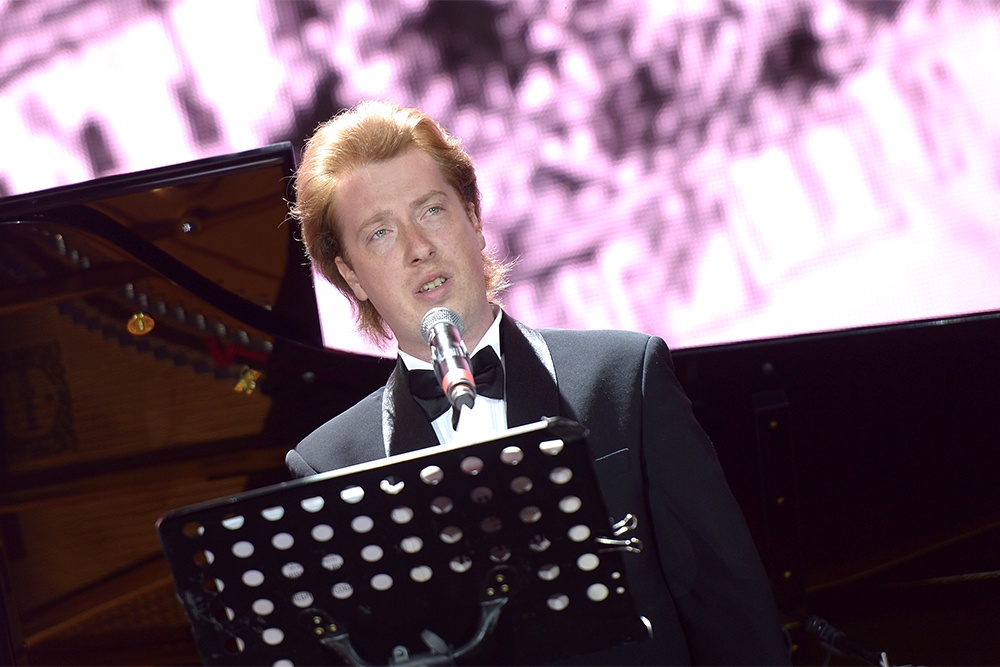 Самые лестные отзывы звучат в адрес исполнителя заглавной роли Евгения Онегина - баритона Бориса Пинхасовича. Самые лестные отзывы звучат в адрес исполнителя заглавной роли Евгения Онегина - баритона Бориса Пинхасовича.