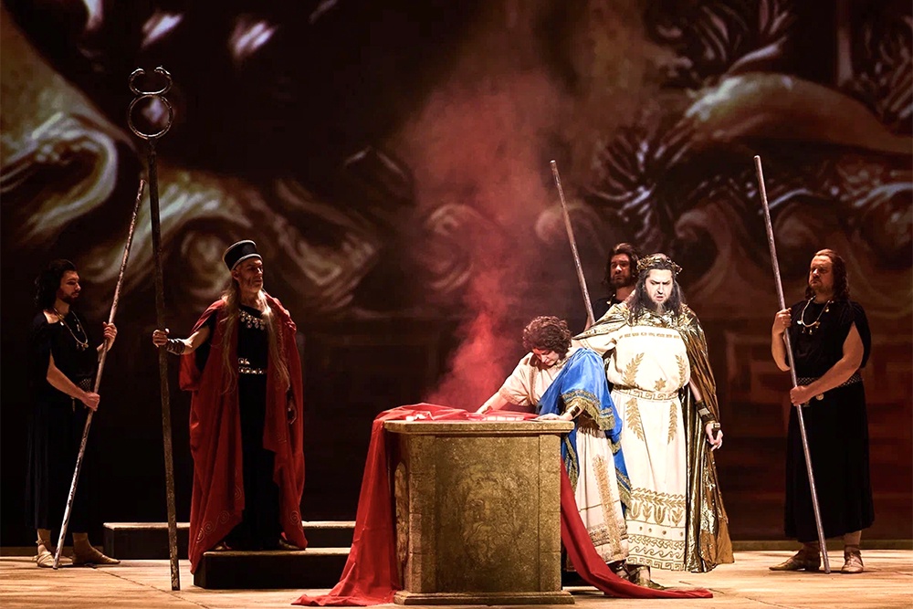 В сегодняшнем спектакле в Мариинке, если судить по костюмам, время событий - очень Древняя Греция.