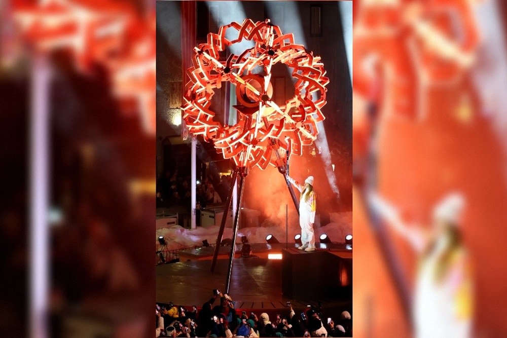 Олимпийский огонь в Кортина-д Ампеццо зажгла итальянская горнолыжница, чемпионка Игр-2018 София Годжи.