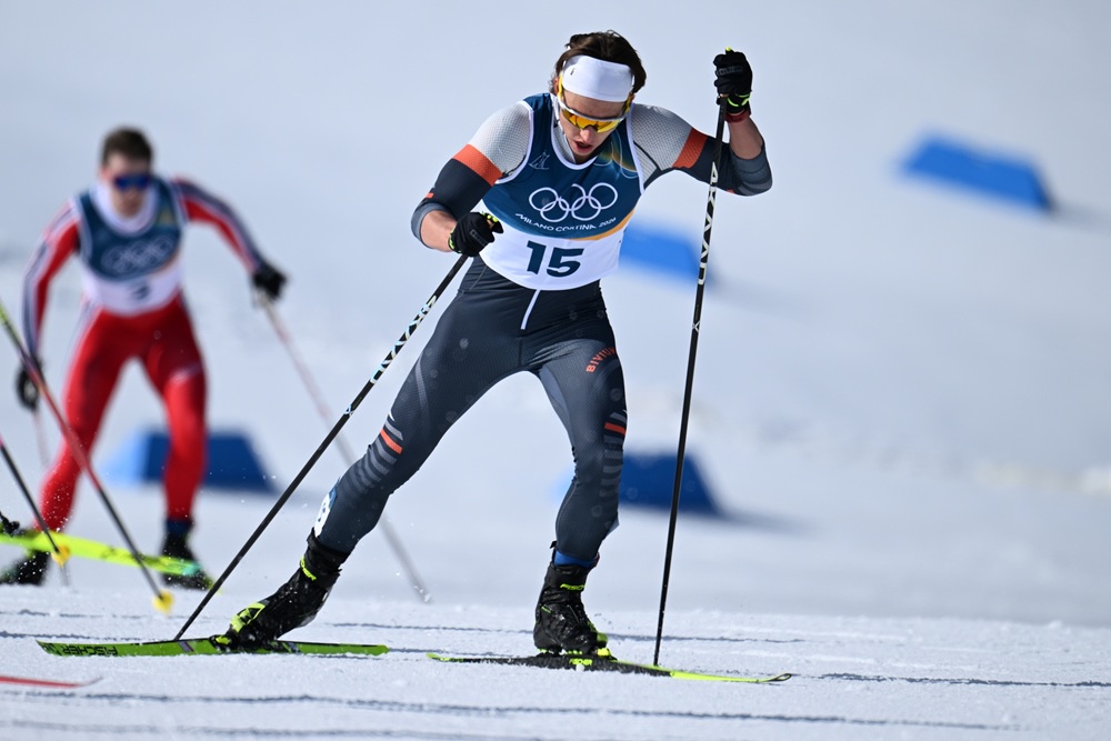 Савелий Коростелев держал в уме кашу на трассе и завалы в женской гонке. Задача была - не упасть.