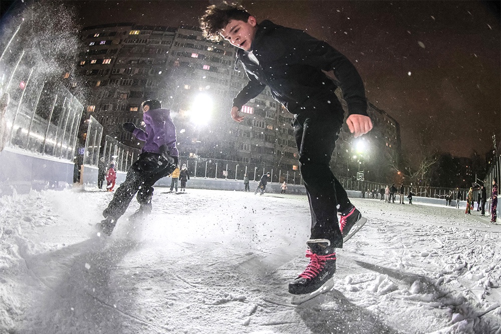 Зимой на этой площадке гоняют на коньках, а летом будут играть в баскетбол, волейбол и другие игры.