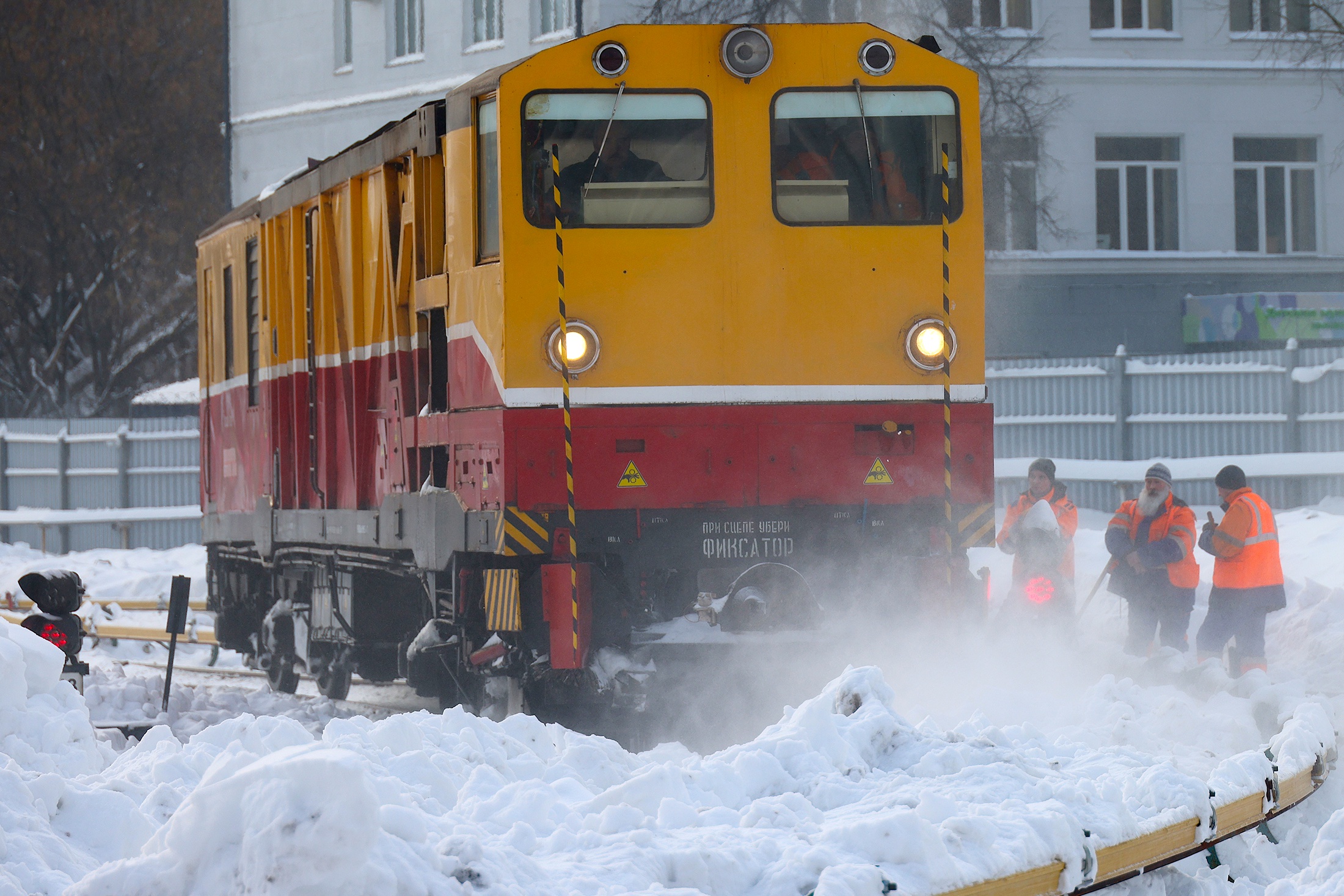 Такие поезда в метро тоже есть - они расчищают пути от снега на поверхности.