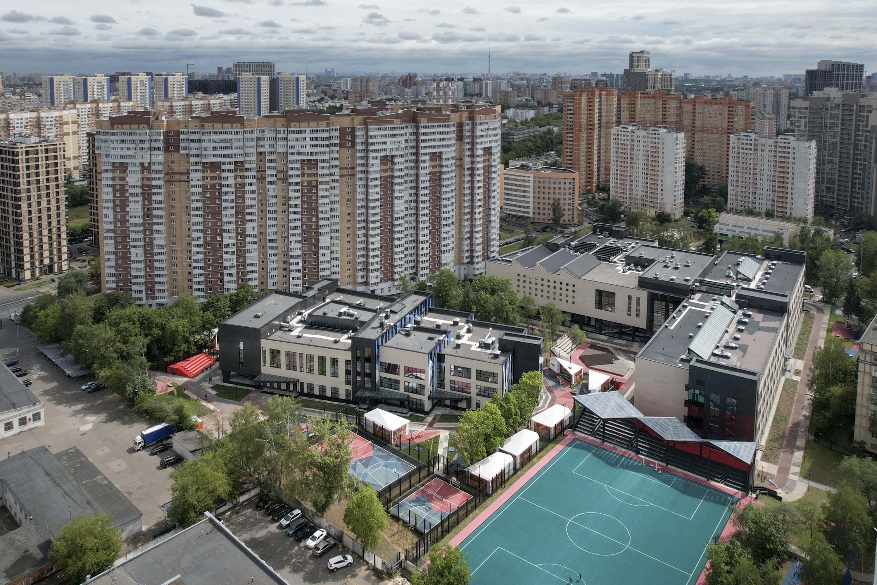 С каждого квадратного метра в таких проектах придется заплатить 6 033 рубля.