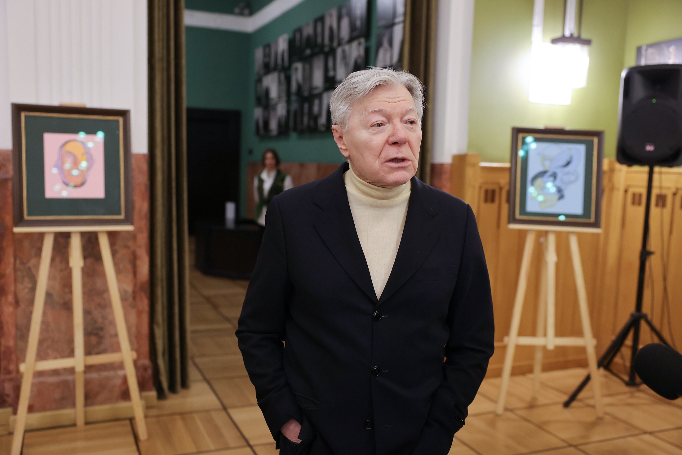 Александр Збруев известен не только своими ролями и рисунками, однажды он записал альбом песен, который вышел в России и в США. 