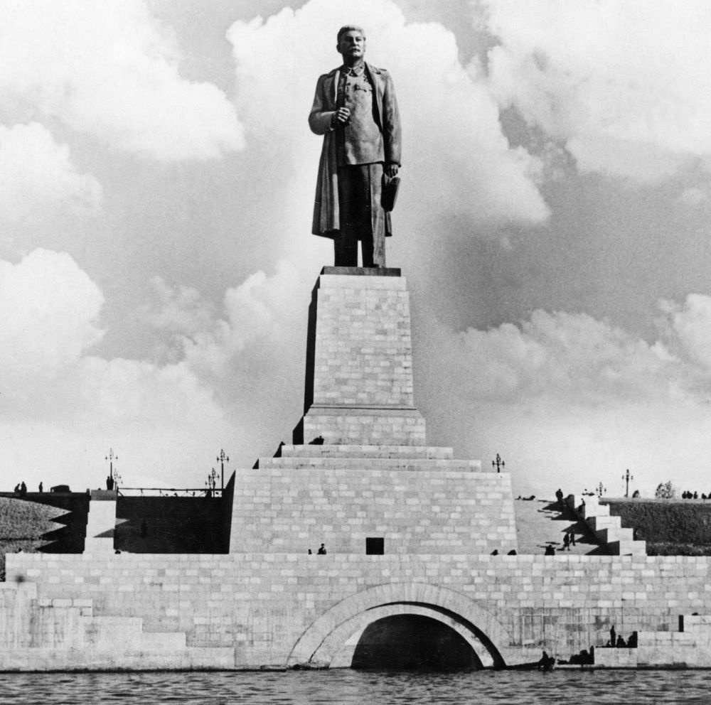 Памятник И.В. Сталину у входа в Волго-Донской судоходный канал имени В.И. Ленина. Памятник И.В. Сталину у входа в Волго-Донской судоходный канал имени В.И. Ленина.