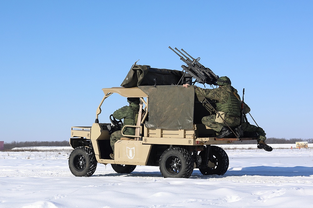 Резервисты используют китайские мотовездеходы-багги Desertcross с установленными на турелях пулеметами ПКТ.