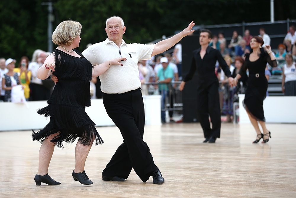 В любом возрасте полезны танцы, гимнастика, скандинавская ходьба и другие физические нагрузки.