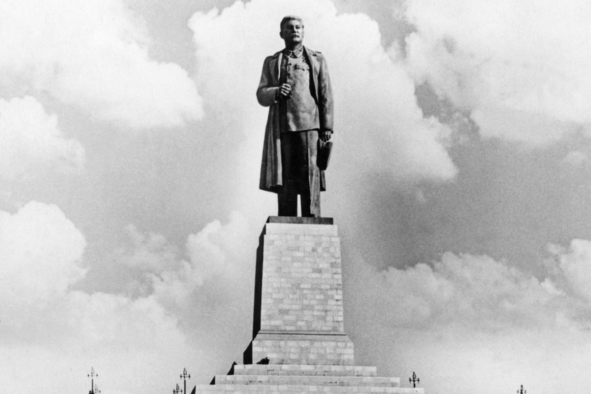 Памятник И.В. Сталину у входа в Волго-Донской судоходный канал имени В.И. Ленина. Памятник И.В. Сталину у входа в Волго-Донской судоходный канал имени В.И. Ленина.
