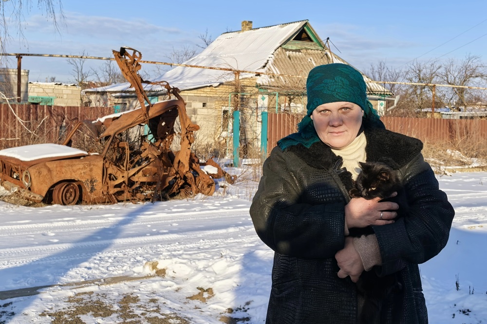 Наталья Голосная - одна из немногих, кто остался в практически полностью разрушенном селе Никольском в ДНР.