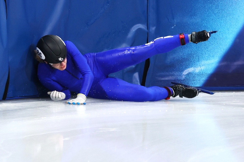 Алена Крылова не сделала запас по дистанции при обгоне соперницы, зацепилась за ее конек и упала.