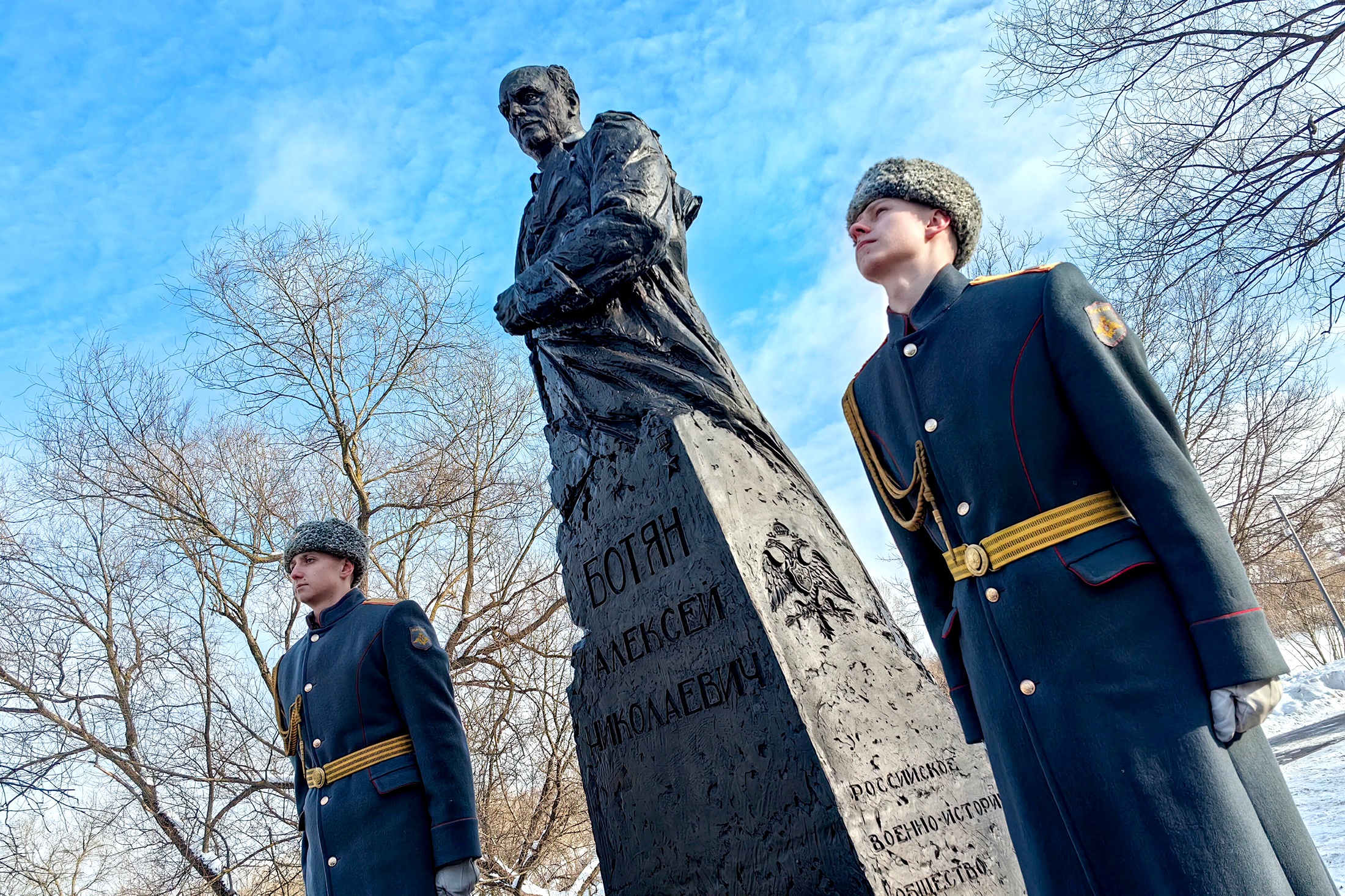 В этом памятнике черты лица Ботяна переданы точно. Таким он и был.