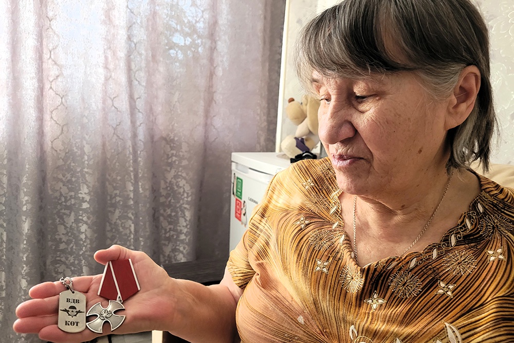 Валентина Ивановна бережно хранит орден Мужества, которым ее сын награжден посмертно. 