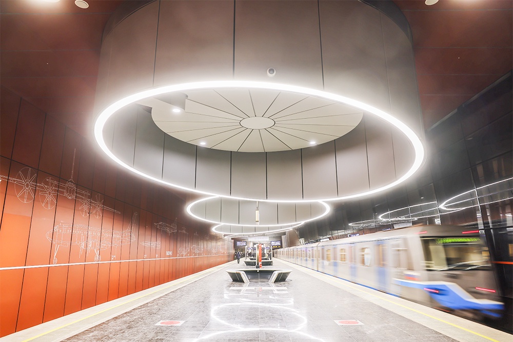 У станции "Пыхтино" одна стена стеклянная, а на потолке установлены световые конструкции в виде цилиндров-турбин, как у самолетов.