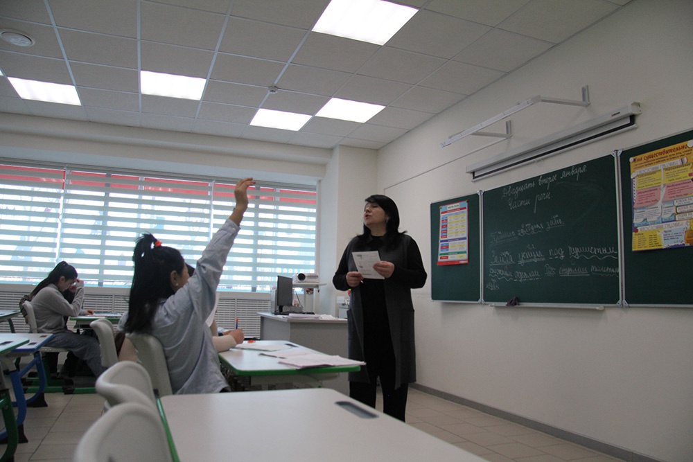 Педагог Наиса Гайнельянова ведет урок полтора часа. За это время ребята успевают усвоить новый материал, закрепить его проверочной работой и поделиться новостями.