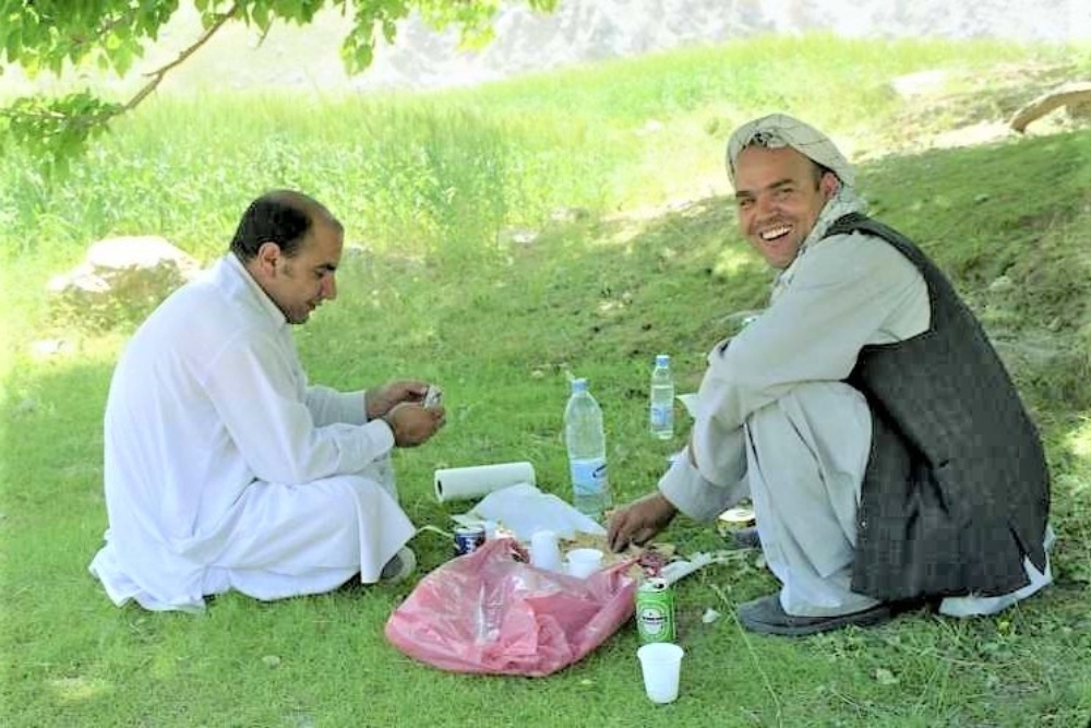 Слева - Вождь, справа бывший вертолетчик, а затем моджахед Абдулла. 9 мая 2003 года.