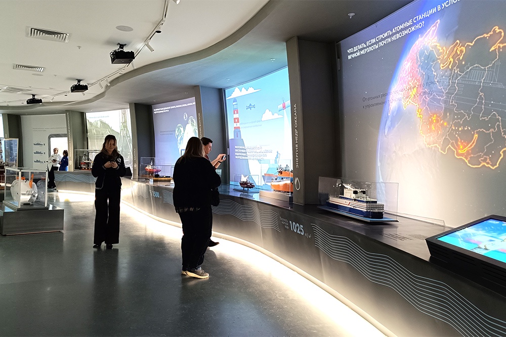 Здесь можно увидеть макеты ледоколов и атомоходов, покоривших просторы Северного морского пути.