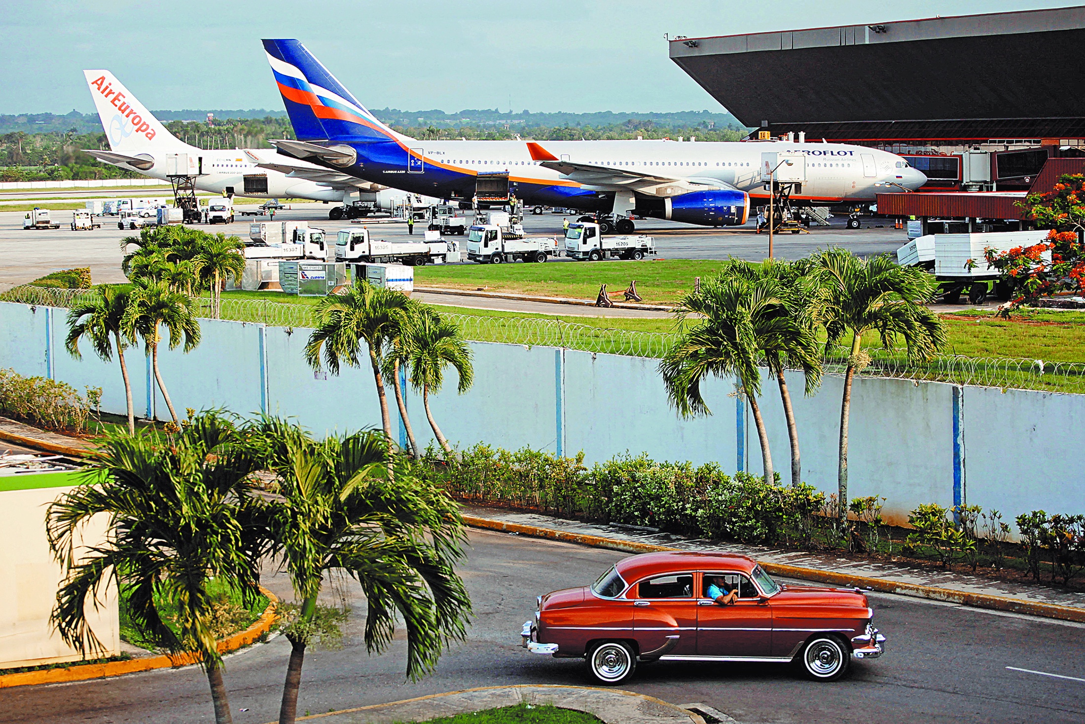 В 2013 году самолеты "Аэрофлота" без проблем садились в Гаване. Однако возникший из-за блокады США дефицит авиакеросина на острове сегодня вносит коррективы в привычный маршрут.