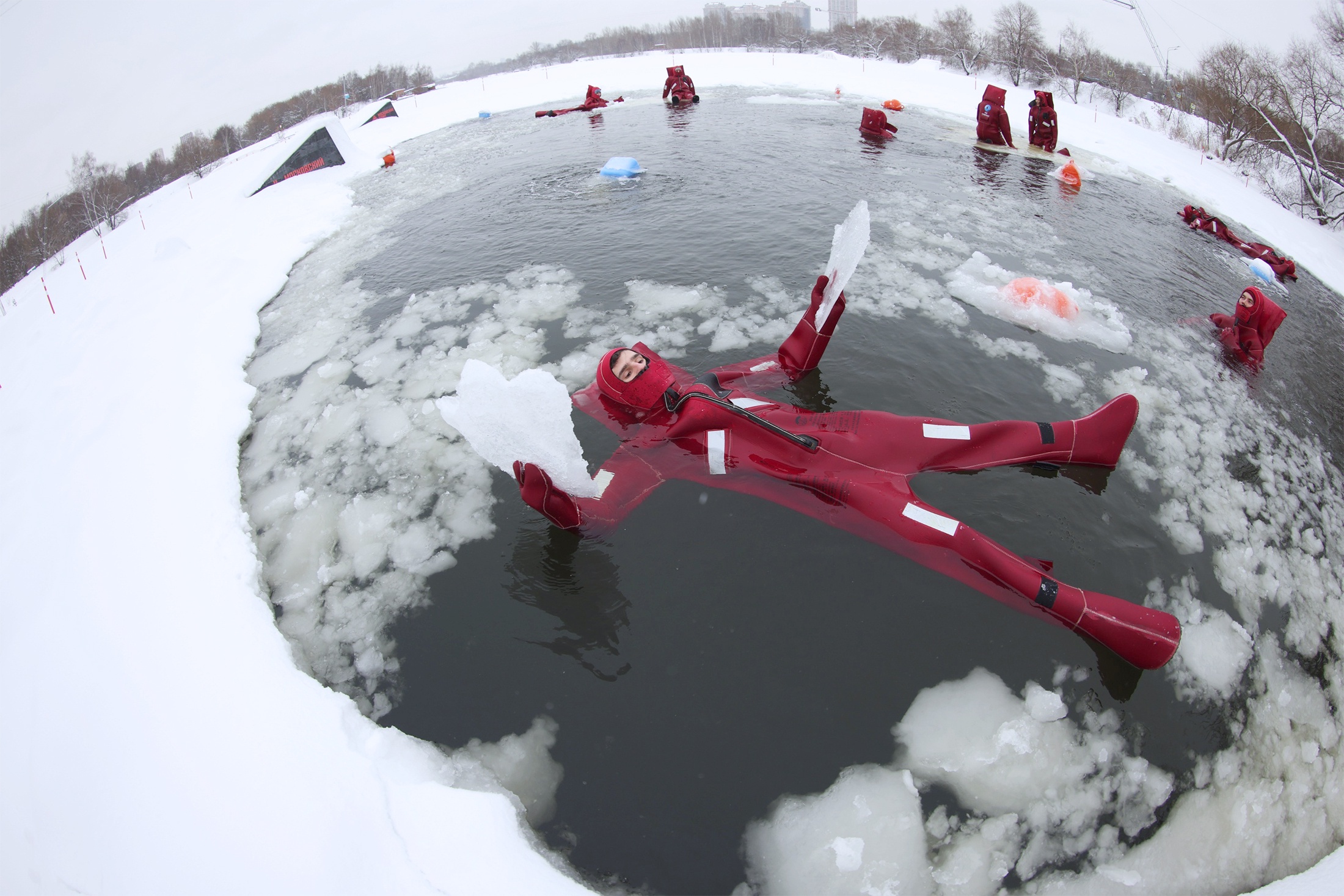 За час купания можно получить
заряд положительных эмоций,
расслабиться и понырять.