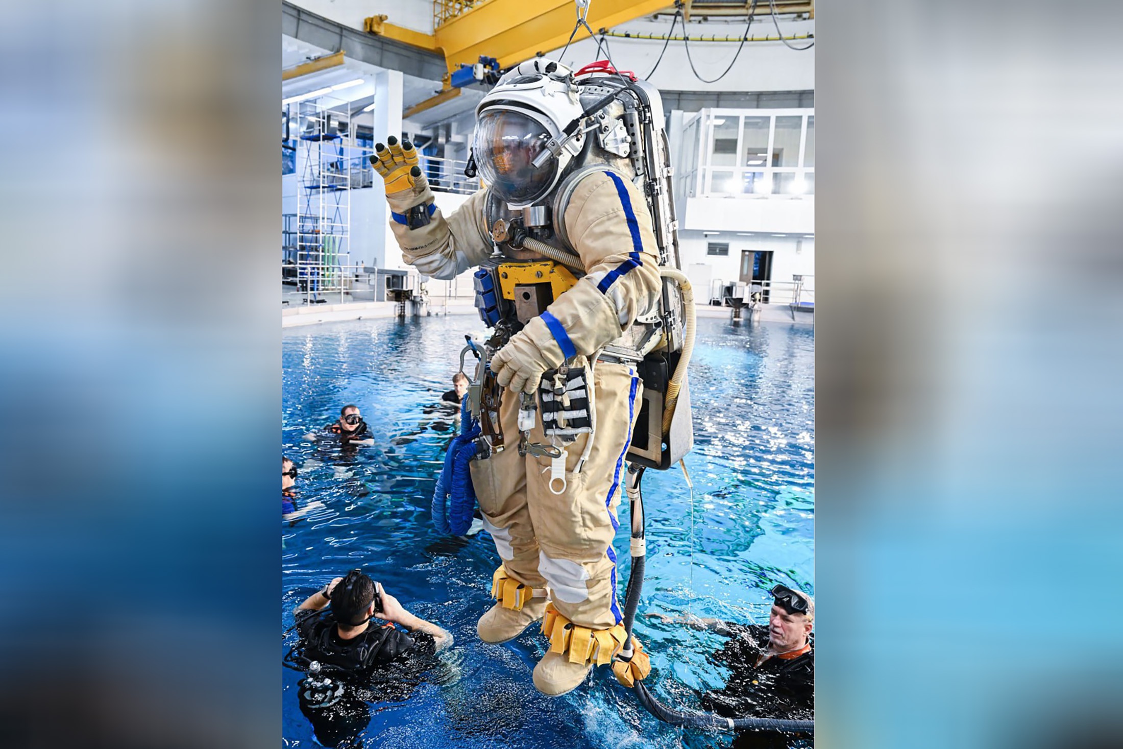 Прыжок в космос готовится на Земле. В гидролаборатории ЦПК в Звездном отрабатываются все элементы выходов за борт орбитальной станции.