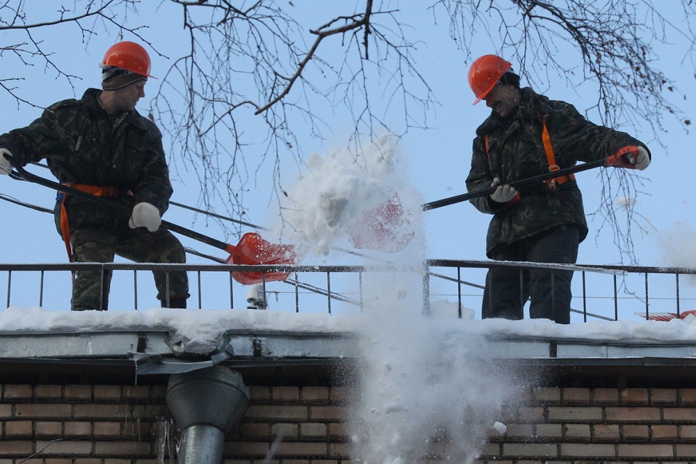 Некоторые УК приступили к уборке снега с кровли только после обрушения.