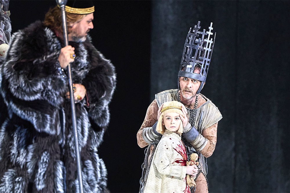 Царь Борис (Ильдар Абдразаков), Юродивый (Андрей Попов) и призрак убиенного царевича (Владислав Урюпичев).