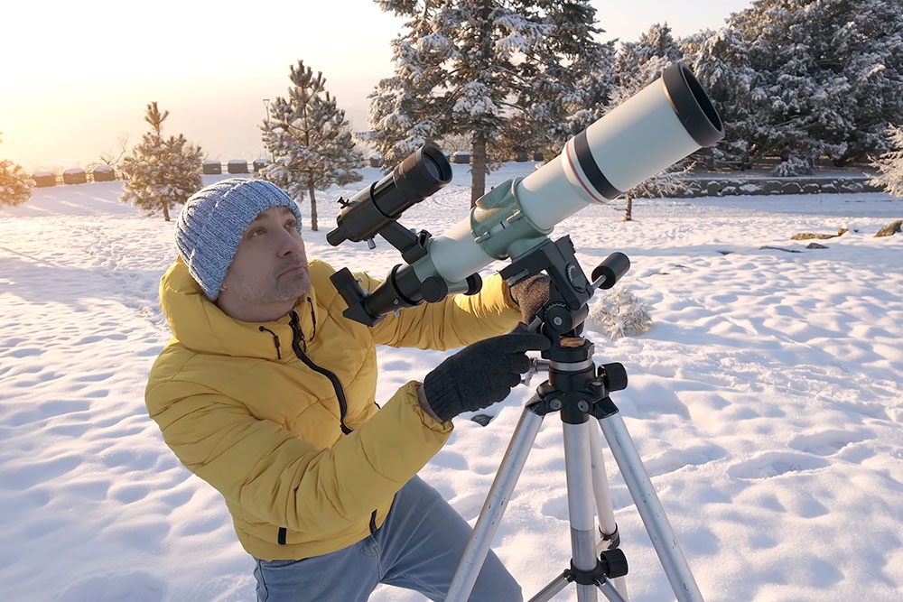 Наблюдать за небесными телами лучше всего с помощью телескопа.