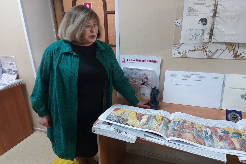 В фонде библиотеки есть и книги обычные, с укрупненным шрифтом, а также рельефно-графические пособия