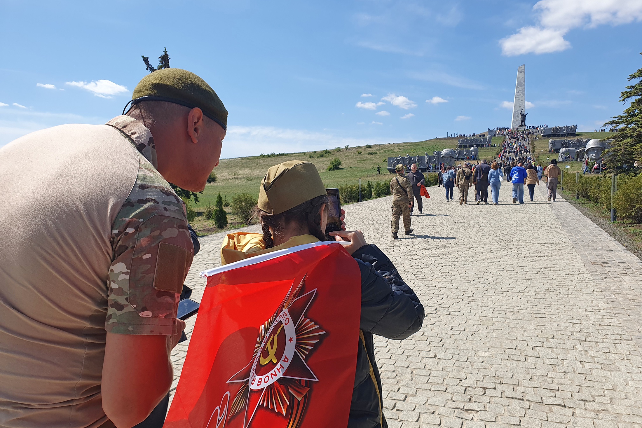 К Мемориальному комплексу "Саур-Могила" бойцы специальной военной операции приводят своих детей.