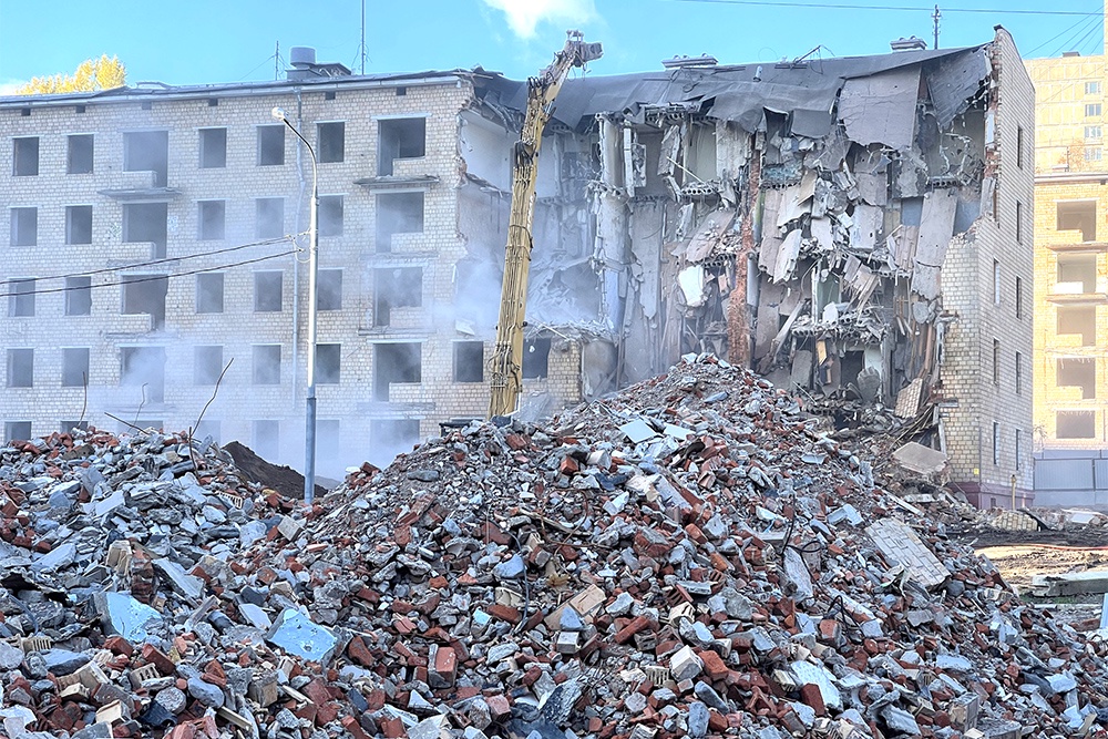 Из снесенных зданий можно делать щебень и отсыпать дороги.