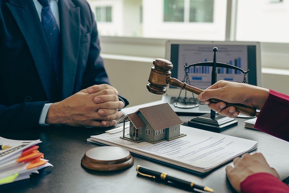 Для того чтобы муниципальное жилье получило статус частного, достаточно начать приватизацию.