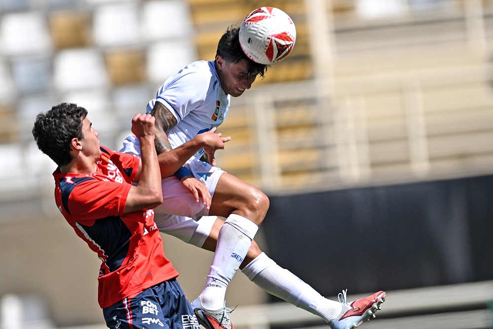 Игроки ЦСКА (в красном) и "Зенита" не жалели друг друга.