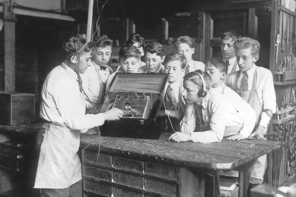 Школьники слушают радио. 1920 год.