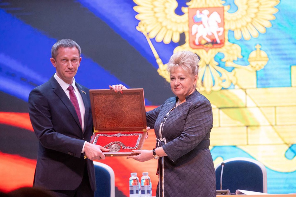 Должностной знак главы Анапы Светлане Масловой вручил председатель городского Совета депутатов Вячеслав Вовк