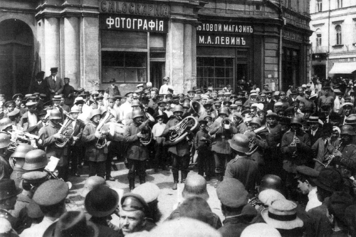 Немецкий военный оркестр у здания городской думы в Киеве. Август 1918 г.