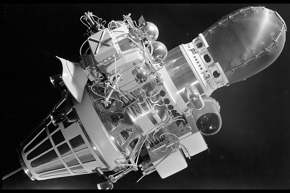 Автоматическая станция "Луна-9" проработала на Луне 75 часов, потом связь с ней оборвалась.