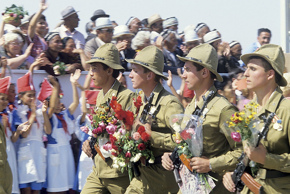 Торжественная встреча советских воинов-интернационалистов близ Термеза после вывода войск из Афганистана. Февраль 1989 года.