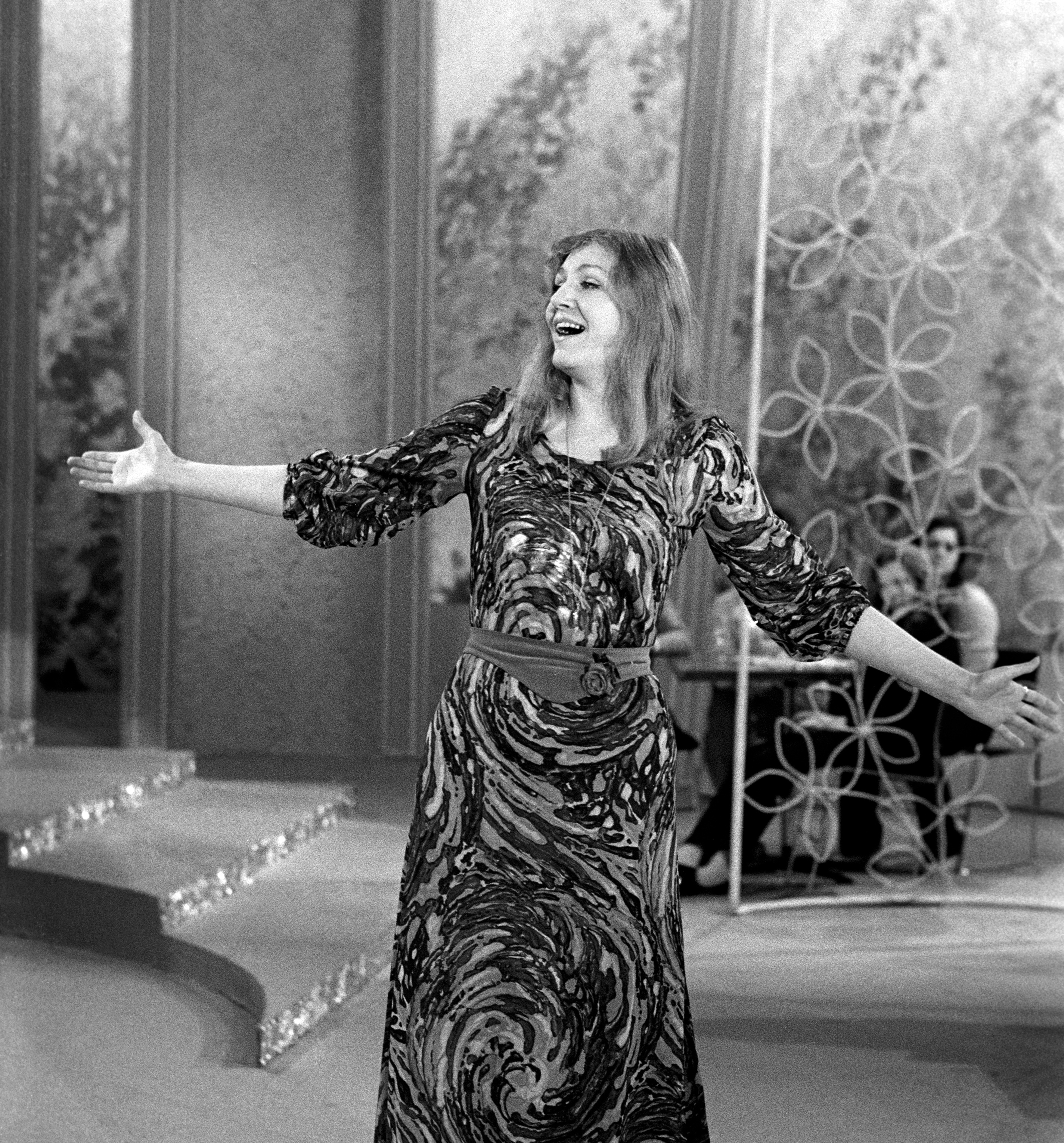 Анна Герман на съемках телепрограммы "Голубой огонек" к празднику 1 Мая. 1974