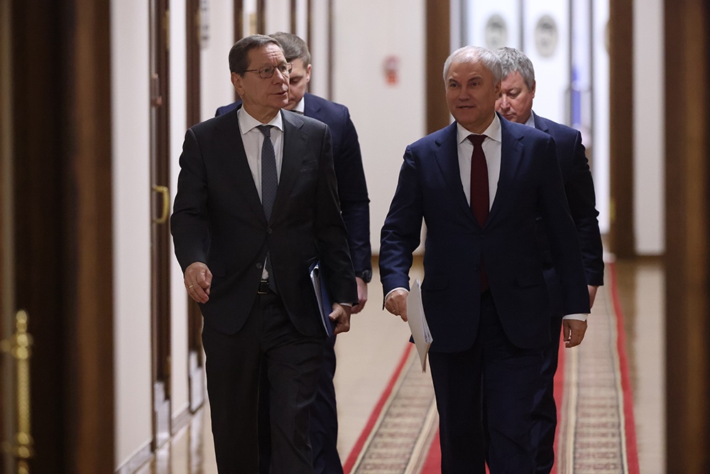 Вячеслав Володин (на фото справа) и его коллеги по Госдуме собирают вопросы для разговора с премьером.