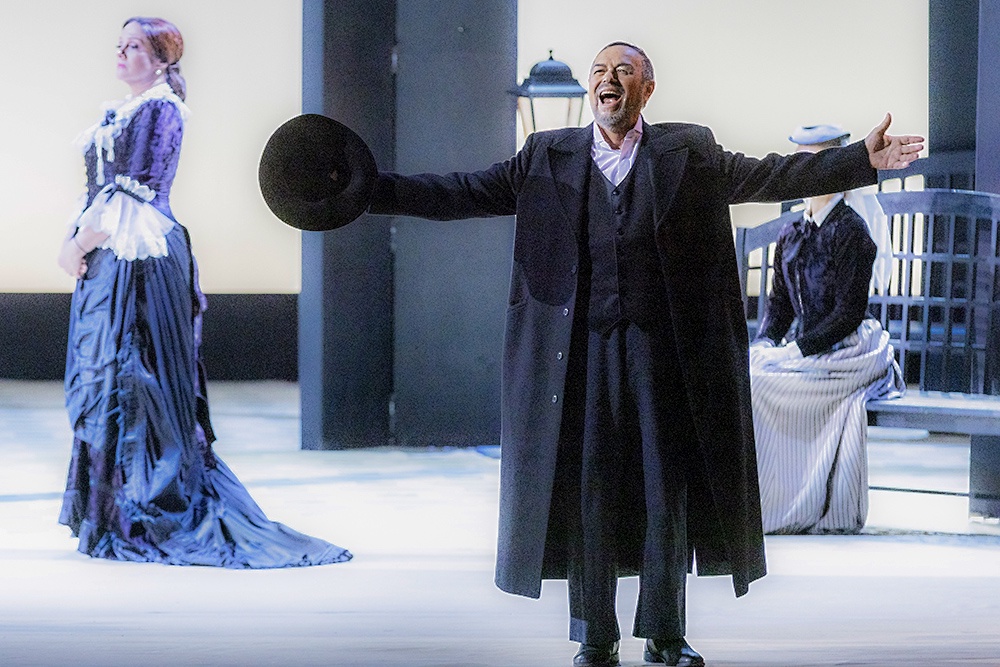 Одержимость пороком настолько все поглощает. И поэтому со сцены звучит главный вопрос: "А вы могли бы убить человека?"