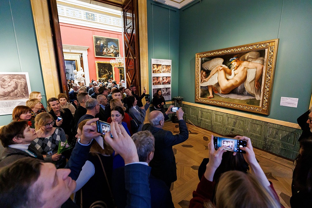 Гостям Эрмитажа представили наиболее близкую к оригиналу копию картины Микеланджело.