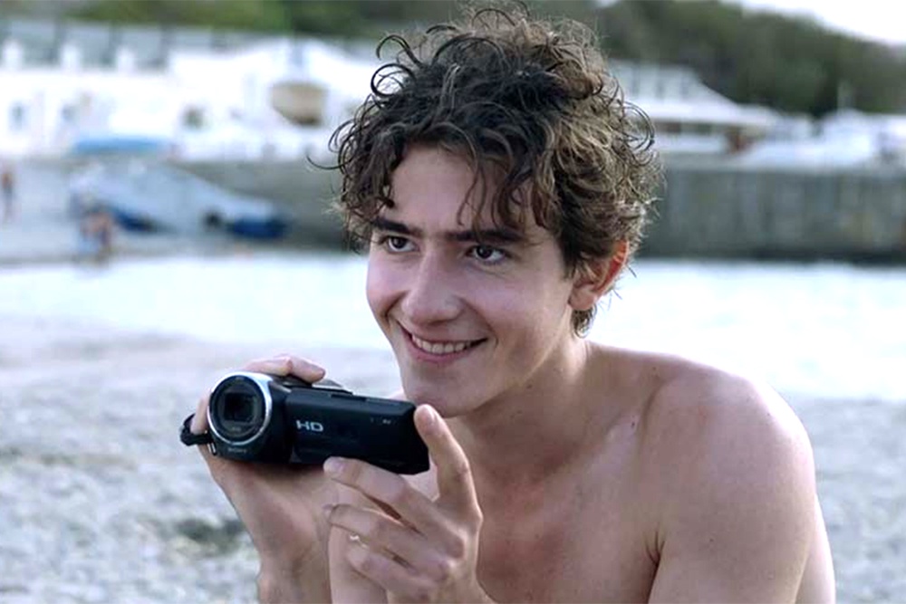 Как и положено альтер эго автора фильма, его герой романтичен и идеализирован (играет Артем Кошман).