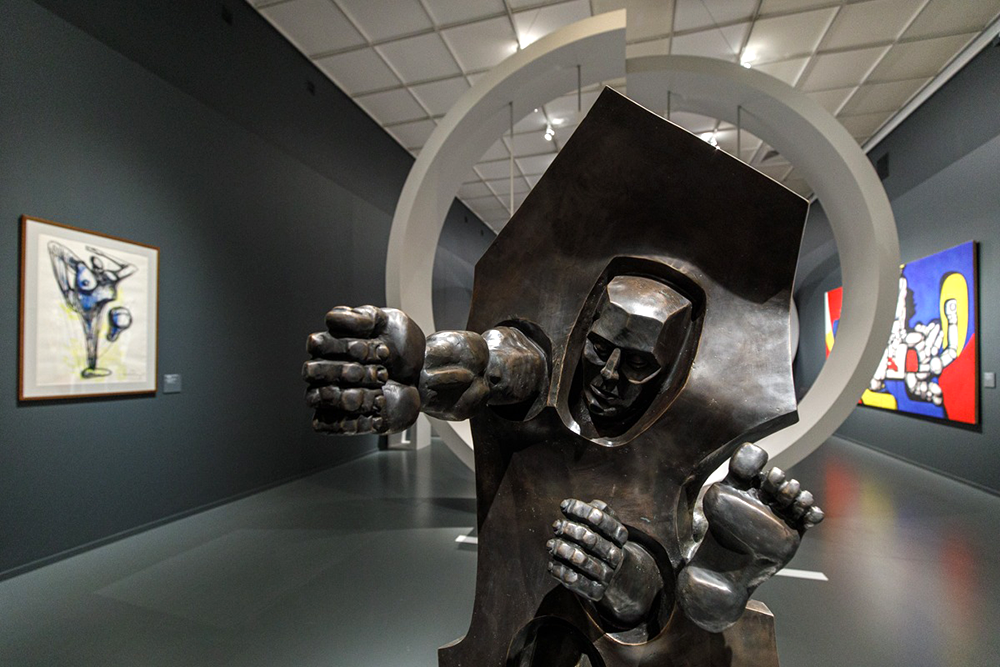  Скульптура "Проходящий сквозь стену" была создана под впечатлением от падения Берлинской стены.