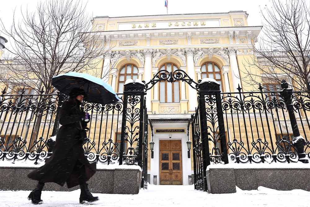 Центробанк либо оставит ключевую ставку 16%, либо осторожно снизит ее, считают эксперты.