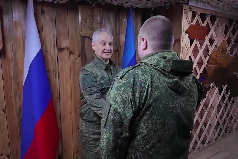 Министр обороны России Андрей Белоусов в четверг прибыл в зону проведения СВО. Он провел совещание на командном пункте одного из соединений "Южной" группировки войск, осмотрел технические новинки - дроны, роботов, ретрансляторы, а также вручил отличившимся "южанам" госнаграды. Министру бойцы, кроме того, представили забрасываемые передатчики помех для FPV-дронов. Они применяются с целью прикрытия маршрутов движения штурмовых групп и путей подвоза провизии и боеприпасов.